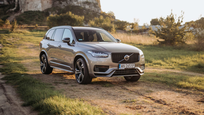 Volvo XC90 przodobok na łące